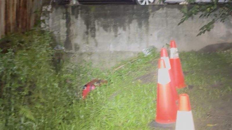 男屍包裹黑色塑膠袋塞進CENTURION的27吋紅色行李箱。(圖/翻攝畫面)