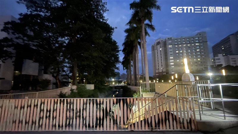 台中北區中山堂旁驚傳死亡案件,男子垂掛排水溝中明顯死亡。(圖/翻攝畫面)