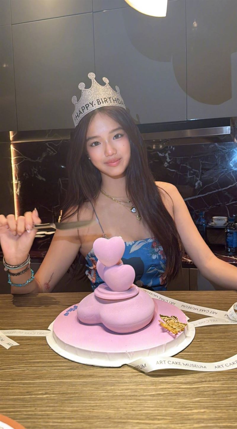 鍾麗緹二女兒長相甜美。（圖／翻攝微博）