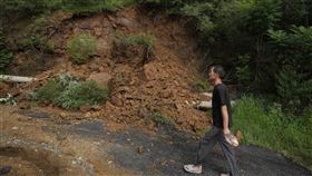 ▲北京郊區密雲區不少地方可見土石流。（圖／美聯社／達志影像）