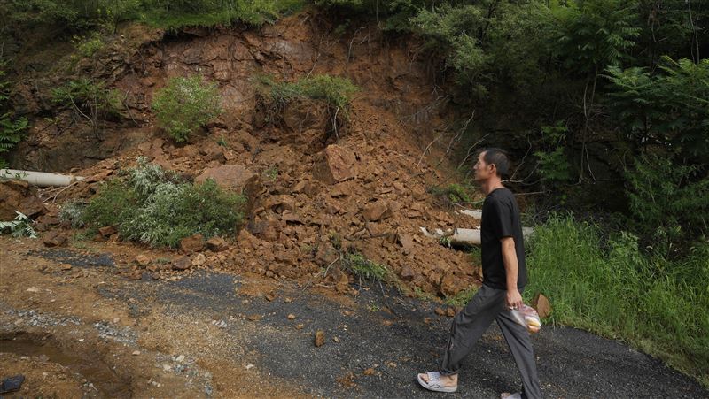 北京郊區密雲區不少地方可見土石流。(圖/美聯社/達志影像)