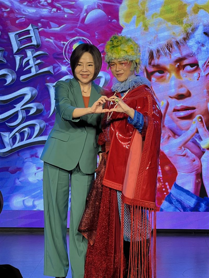 于美人（左）被問與陳孟賢（右）姐弟戀，笑喊「鳥飛到沒半隻」。（圖／記者鄭尹翔攝影）