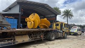 新北市林口區今天（29日）發生一起工安意外，一名林姓男工人（61歲）在文化二路二段一處倉庫的拖板車上裝卸貨物，疑為了要固定大型螺旋鑽頭，於攀爬過程中遭傾斜的鑽頭擊中，林男向後摔倒導致被壓傷，警消人員獲報抵達現場時，發現林男已無生命跡象，現已由救護車送醫搶救，確切的事發原因仍待釐清。