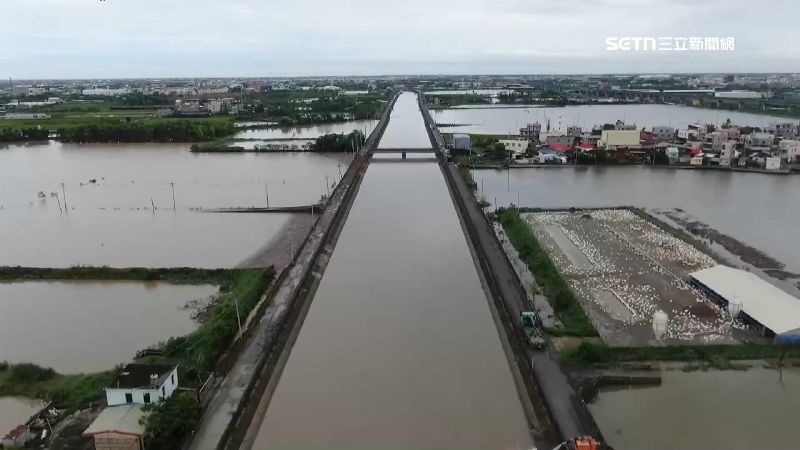 朴子大排水溝溢堤！民眾：積水淹到脖子