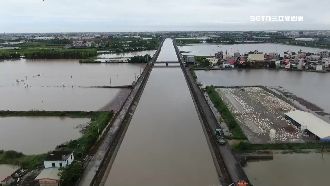 朴子大排水溝溢堤！民眾：積水淹到脖子