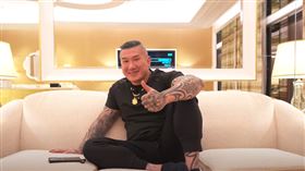 館長在澳門飯店直播（圖／翻攝館長惡名昭彰YT）