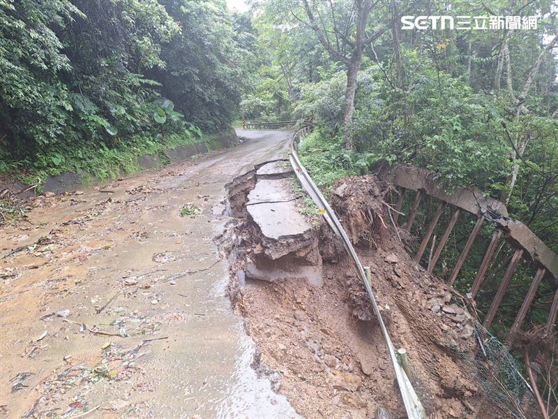 大豪雨致災，苗栗南庄鄉苗21-1線路基大面積坍方。（圖／翻攝畫面）