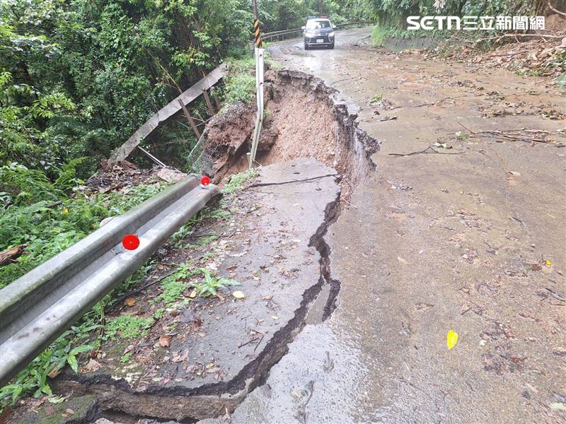 苗栗南庄鄉苗21-1線路基大面積坍方，道路僅剩單線通行。（圖／翻攝畫面）