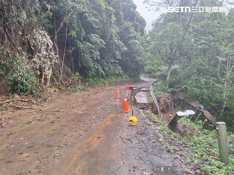 苗栗南庄鄉苗21-1線路基大面積坍方，道路僅剩單線通行。（圖／翻攝畫面）