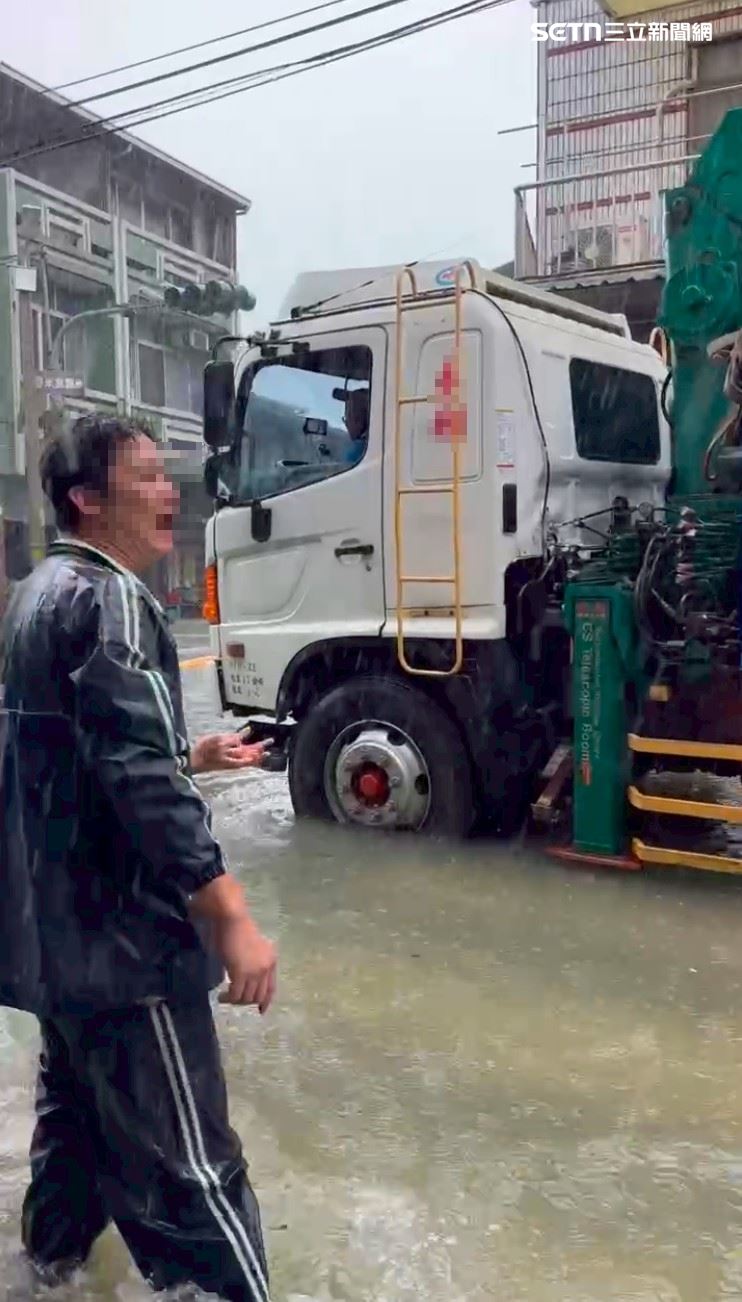 貨車經過淹水路段,掀起強烈水波,兩側民宅門窗被擊垮。(圖/民眾提供)