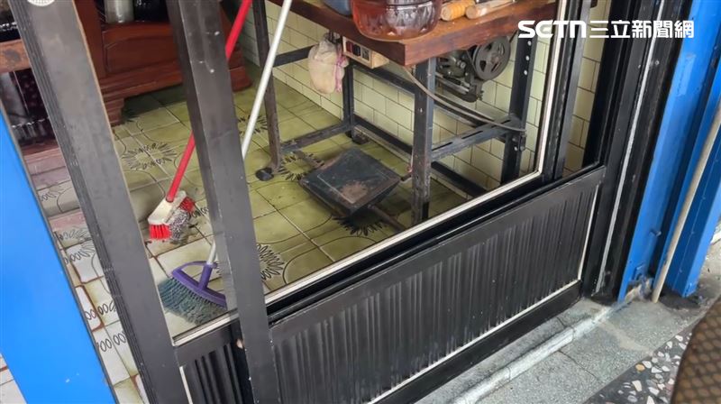 貨車經過水波擊垮鋁框玻璃門,早餐店夫婦受傷濺血。(圖/翻攝畫面)