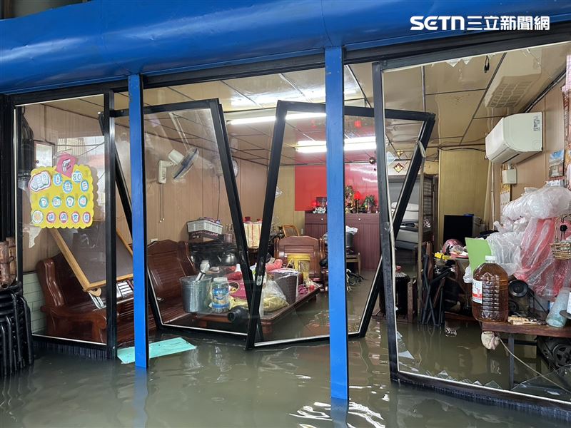 貨車經過水波擊垮鋁框玻璃門,早餐店夫婦受傷濺血。(圖/翻攝畫面)