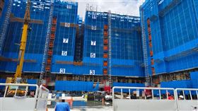 新北市泰山區今天（29日）上午10時許發生一起工安意外，一名26歲的潘姓男工人，在信華五街一處工地11樓搭鷹架時，不慎失足墜落，警消人員獲報到場救援，墜樓男子全身多處骨折，潘父目擊事故且陪同送醫，但潘男經急救仍不治。