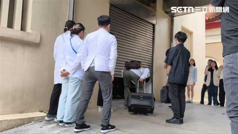 檢察官與法醫昨天抵達板殯相驗。(圖/記者莊淇鈞攝影)