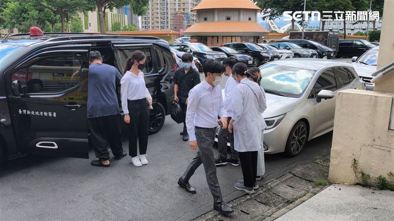 檢察官會同法醫相驗。(圖/記者莊淇鈞攝影)