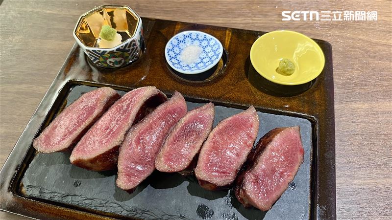「極品厚切牛舌定食」目前為台灣限定。（圖／記者賴俊佑攝影）