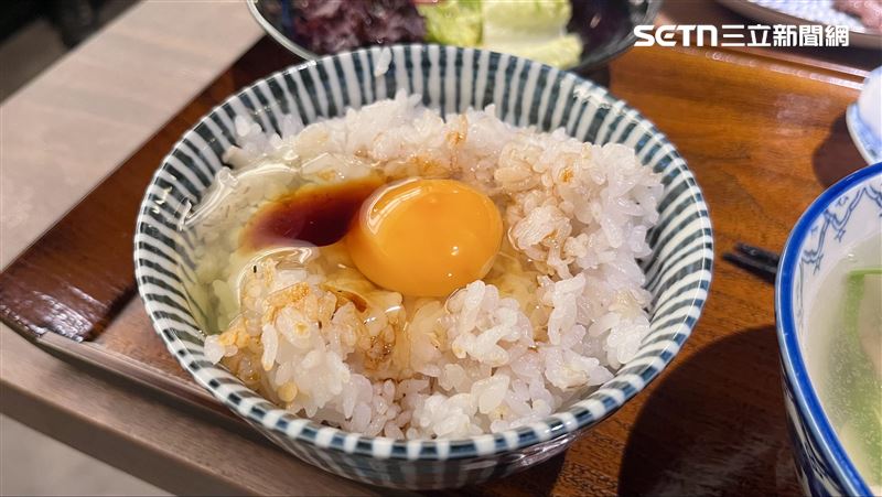 生雞蛋拌飯搭配醬油、七味粉和牛舌一起吃，簡單美味。（圖／記者賴俊佑攝影）