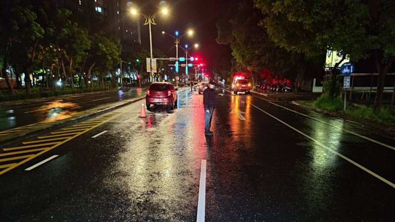 張姓男子過馬路被撞飛身亡。（圖／翻攝畫面）