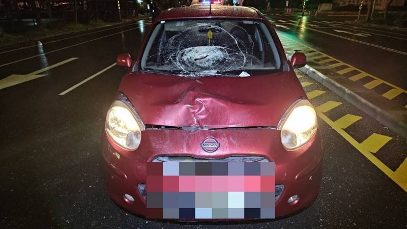 楊女開車肇事，擋風玻璃和車身明顯撞擊痕跡。（圖／翻攝畫面）