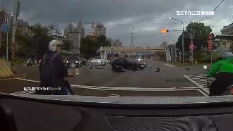 闖紅燈撞左轉車！騎士遭拋飛、重摔落地