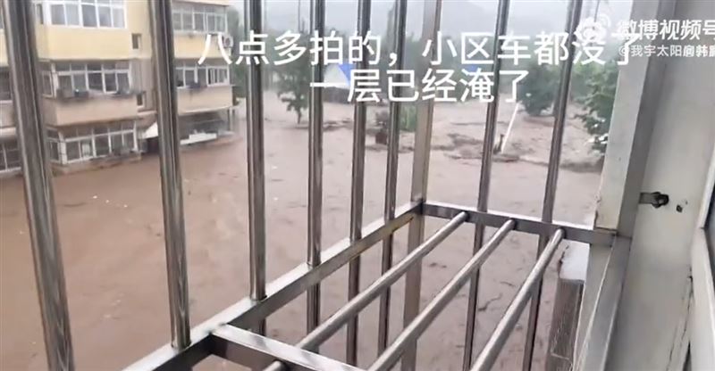 大水持續約1小時，路上車子全被沖走、一樓已淹沒。（圖／翻攝自微博）