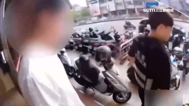 車手「瘋狂提領」到忘我 轉頭對眼警慘了