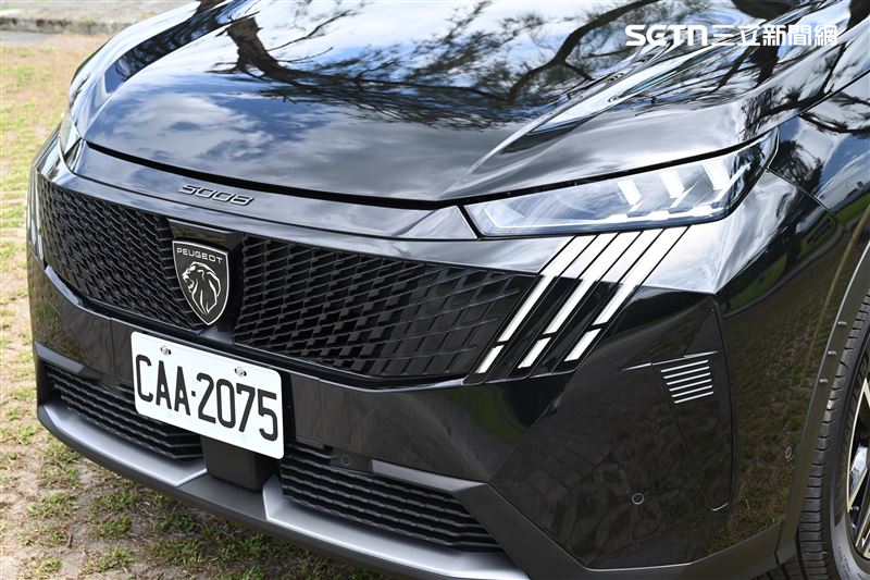 獅眼燈組銳利深邃，搭配三爪式 LED 日間行車燈。（記者鍾釗榛攝影）