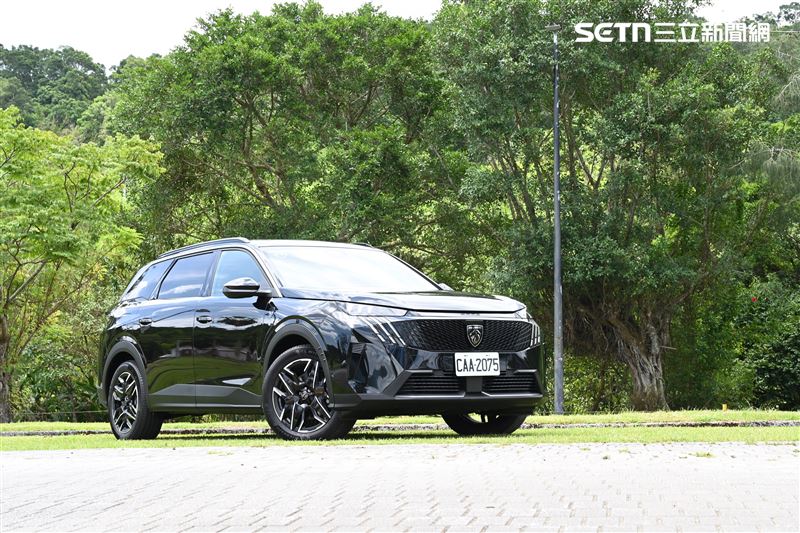 Peugeot 5008 Hybrid 1.2 GT Cielo休旅車。（記者鍾釗榛攝影）