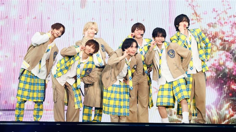 浪花男子宣布攻蛋　奇招空中飛行連唱七天
