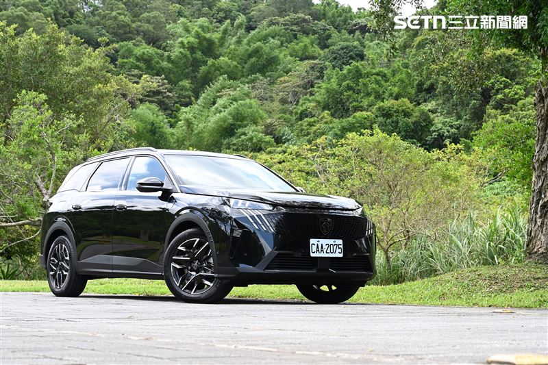 Peugeot 5008 Hybrid 1.2 GT Cielo休旅車。（記者鍾釗榛攝影）