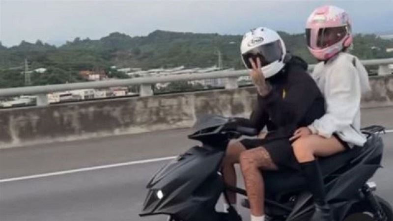 國道猴出沒!機車雙載狂飆 見鏡頭還比YA