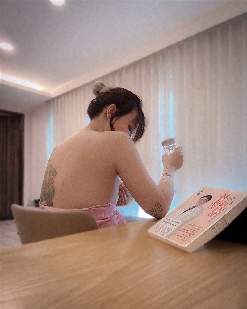劉雨柔日前才曬出裸背擠母乳照片，透露擠奶速度跟不上女兒食量。（圖／翻攝自劉雨柔IG）