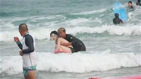 比基尼,衝浪,教練,衝浪板（圖／翻攝自《X》）