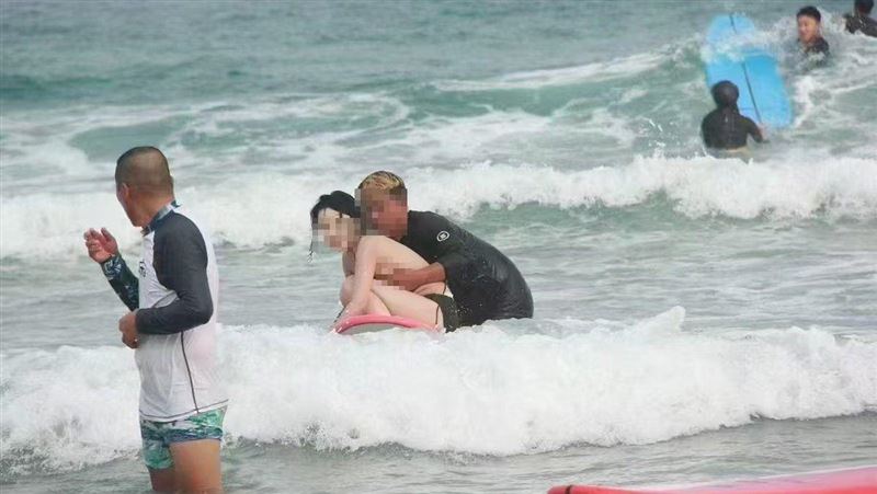 正妹衝浪比基尼「消失」教練雙手幫她擋