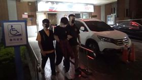 詐團車手頭曹男被警方移送。（圖／翻攝畫面）