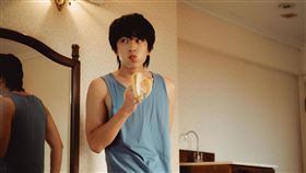 ▲曾敬驊為求畫面真實，片中一場吃香蕉的戲碼，他都認真吃掉香蕉，最後「香蕉吃到吐」嚇壞導演。（圖／牽猴子提供） 