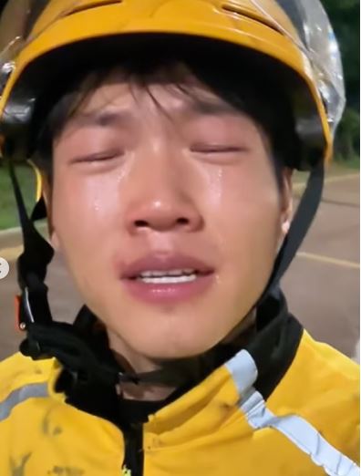 中國一位年輕人哭著表示，自己每天得跑數十小時的外送，才能維持生活。（圖／翻攝自抖音）