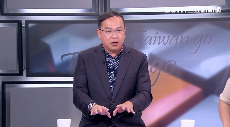 台中市日前在網路流傳「每人普發四萬」圖卡，王義川在三立政論《前進新台灣》節目表示「這就是整個業力引爆」。（圖／翻攝畫面）
