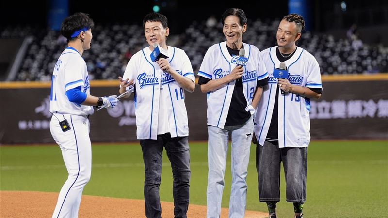 《角頭－鬥陣欸》演員王識賢、喜翔、白吉勝（阿Ben）開球。（圖／富邦悍將提供）