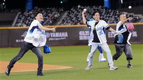 ▲《角頭－鬥陣欸》演員王識賢、喜翔、白吉勝（阿Ben）開球。（圖／富邦悍將提供）