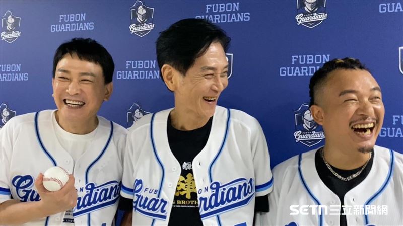 《角頭－鬥陣欸》演員王識賢、喜翔、白吉勝（阿Ben）開球。（圖／記者張沛嘉攝影）