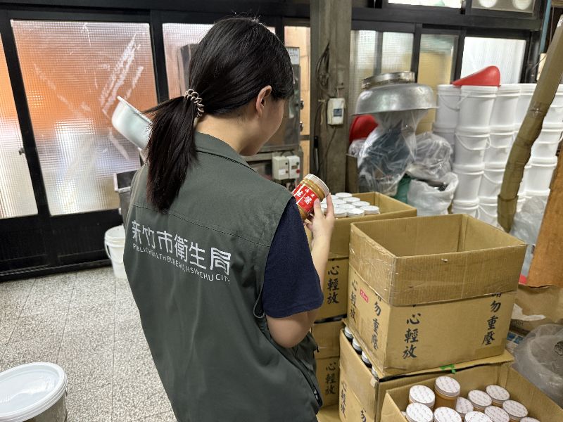新竹福源顆粒花生醬多批產品被檢出黃麴毒素超標,新竹市衛生局29日再次前往業者製造場所稽查。(圖/新竹市政府提供)