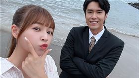 謝京穎（左）跟劇中愛狗的洪浩竣成了「薇賢CP」，愛鬥嘴日常不間斷。（圖／民視提供）