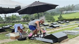 大S忌日倒數　具俊曄瘦一大圈彎腰擦墓碑