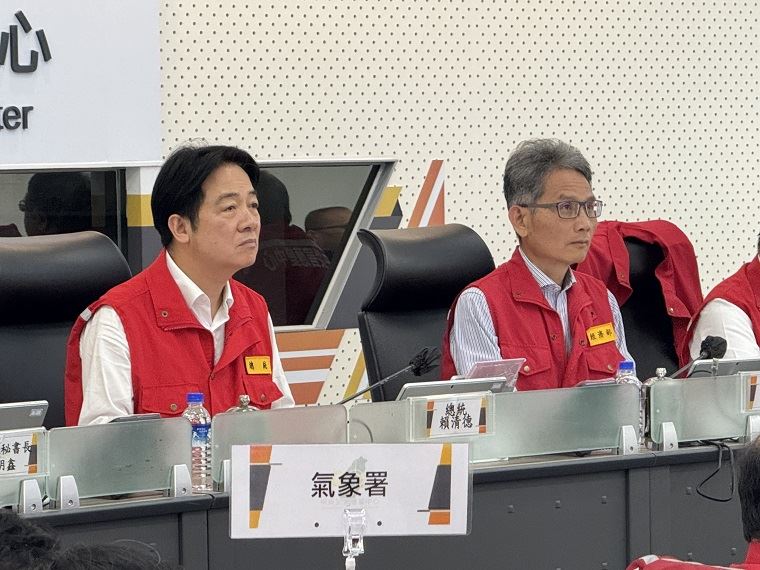 賴清德總統赴中央災害應變中心視導整備情況,並與與台南、嘉義、高雄、屏東四縣市首長視訊會議,總統指示成立「雲嘉南災後復原前進指揮所」統籌災後重建。(圖/經濟部提供)