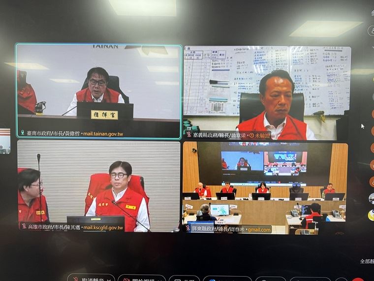 賴清德總統赴中央災害應變中心視導整備情況,並與與台南、嘉義、高雄、屏東四縣市首長視訊會議,總統指示成立「雲嘉南災後復原前進指揮所」統籌災後重建。(圖/經濟部提供)