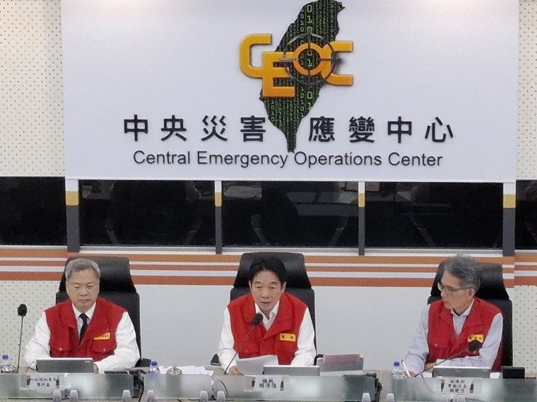 賴清德總統赴中央災害應變中心視導整備情況,並與與台南、嘉義、高雄、屏東四縣市首長視訊會議,總統指示成立「雲嘉南災後復原前進指揮所」統籌災後重建。(圖/經濟部提供)