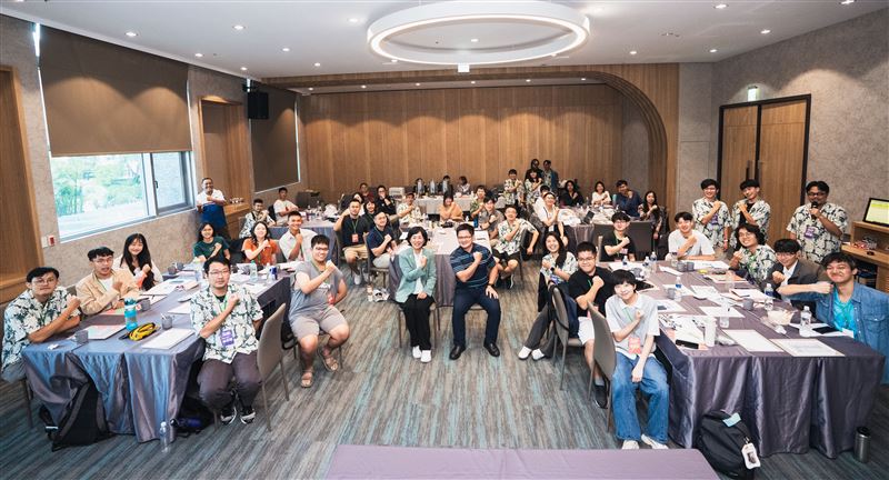 民進黨新北市黨部主委蘇巧慧出席「政動新世代-Team Taiwan青年營」。(圖/民進黨新北市黨部提供)