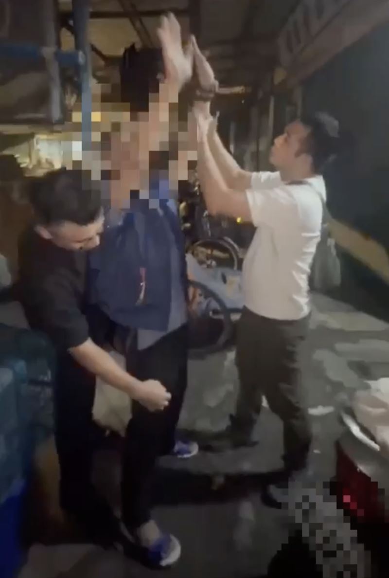 警方在板橋逮到李姓男子。(圖/翻攝畫面)