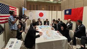 台灣在東京與美日進行兵推 模擬台灣有事緊張情況 日本戰略研究論壇（JFSS）15、16日在東京舉辦的台海危機兵棋推演，台灣首度受邀參與。16日兵推內容包括當「中共武力犯台」時，台灣對美日提出協助提供機場，協助台灣軍機返航、納入美國核保護傘等的要求。中央社記者楊明珠東京攝  112年7月17日